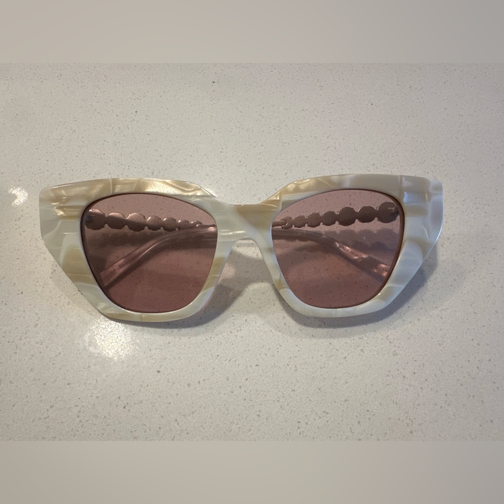 Elegant Cream Sunglasses - Gucci
